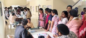 ఉచిత వైద్య శిబిరంలో పాల్గొంటున్న విద్యార్థులు